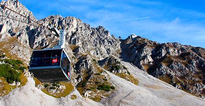 Erreiche Innsbrucks höchsten Aussichtspunkt, den 2.300 Meter hohen Gipfel Innsbrucks, direkt von der Stadt aus. Entdecke die heimische Tierwelt und genieß ein einzigartiges Panorama auf die Stadt und den Berg.